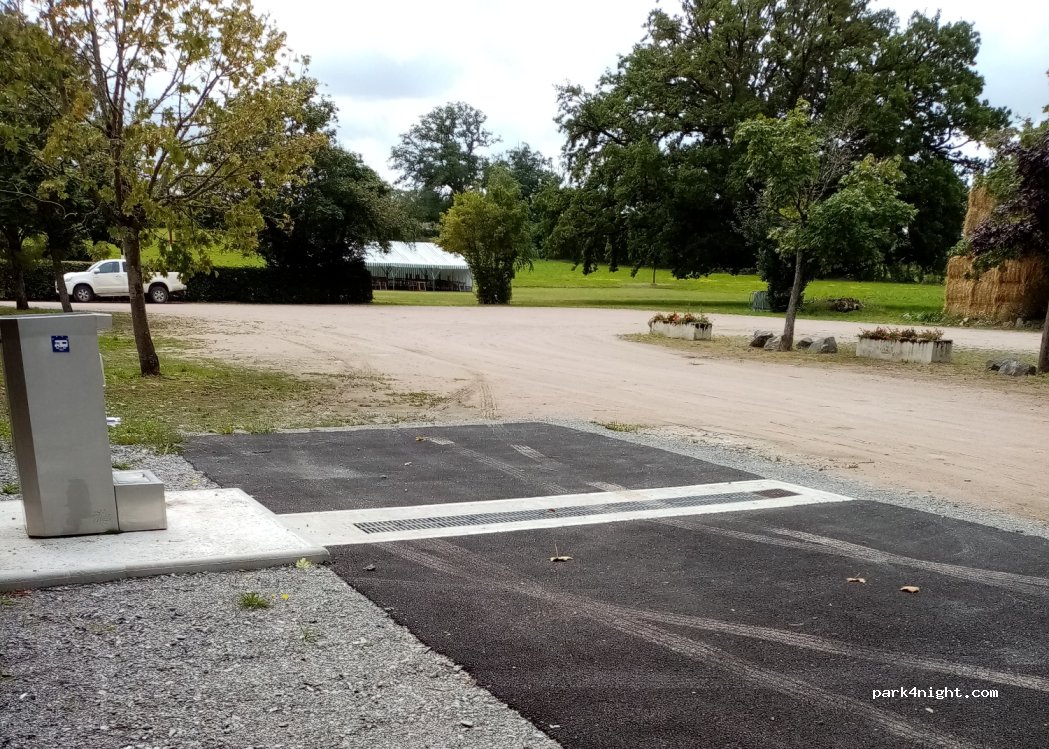 Aire de camping-car Orsennes — foto 2