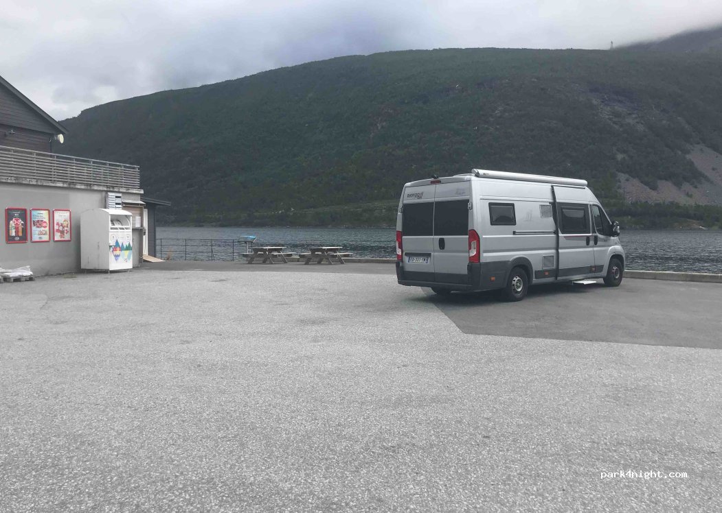 (6737) Ålfoten - 34 Ålfotvegen — foto 2