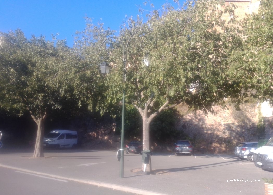 (83300) Châteaudouble - 1 Place Vieille — foto