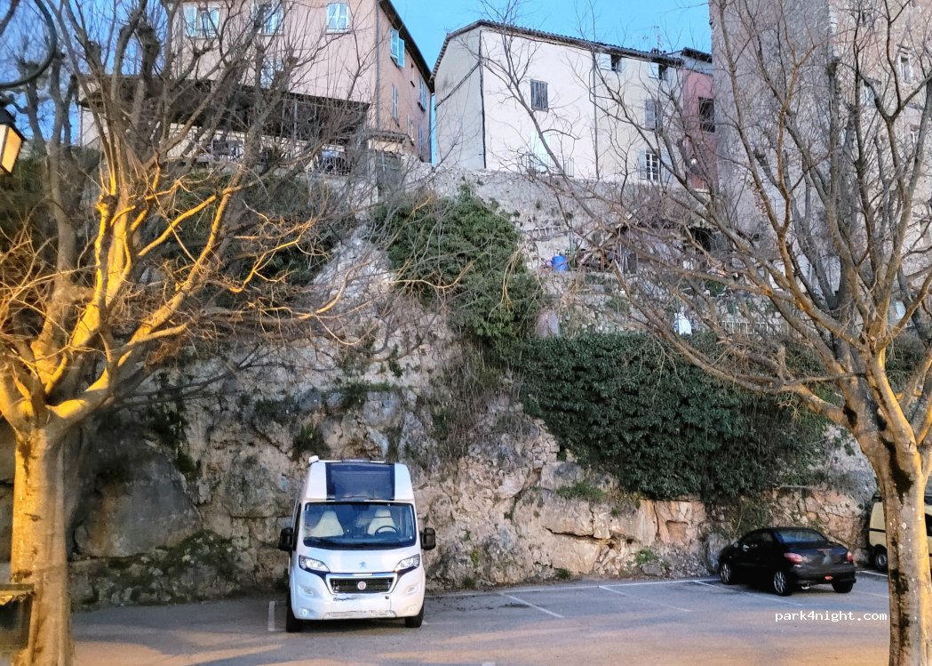 (83300) Châteaudouble - 1 Place Vieille — foto 3