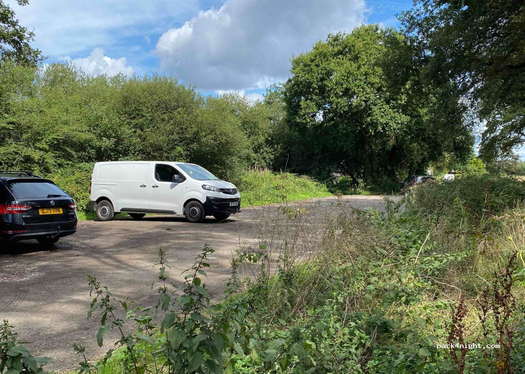 (KT10 8LT) Esher - 95 Winterdown Road — foto