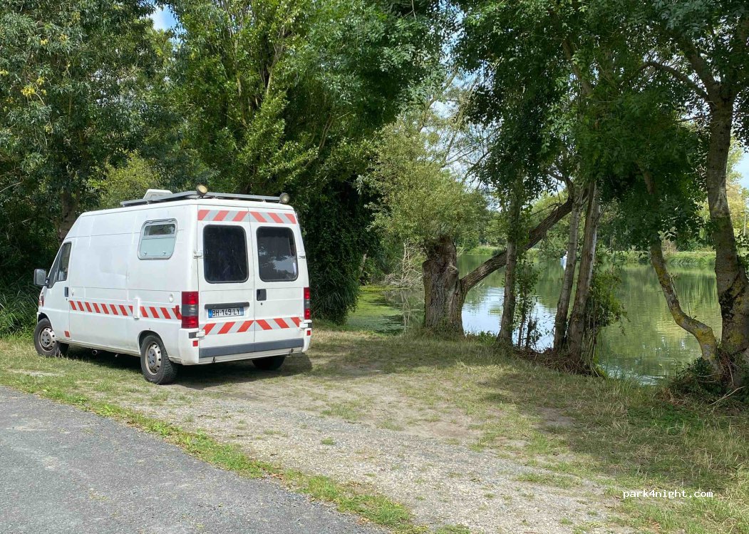 (17170) Taugon - 107 Route de la Sèvre — foto