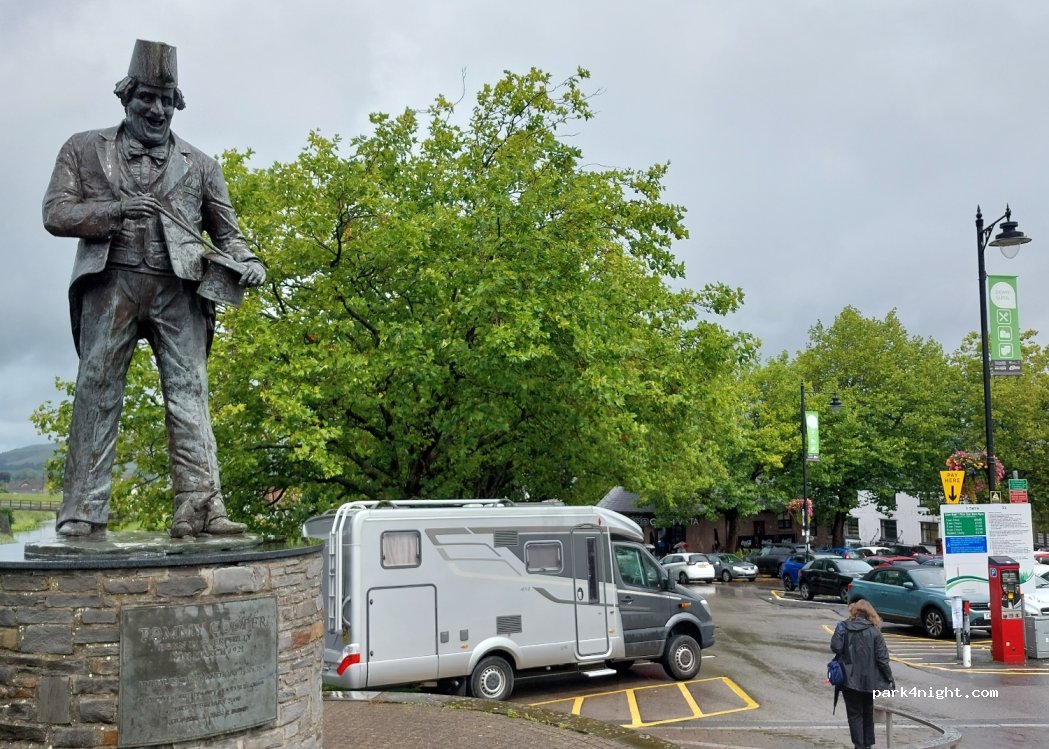 (CF83 1JL) Caerphilly - The Twyn — foto