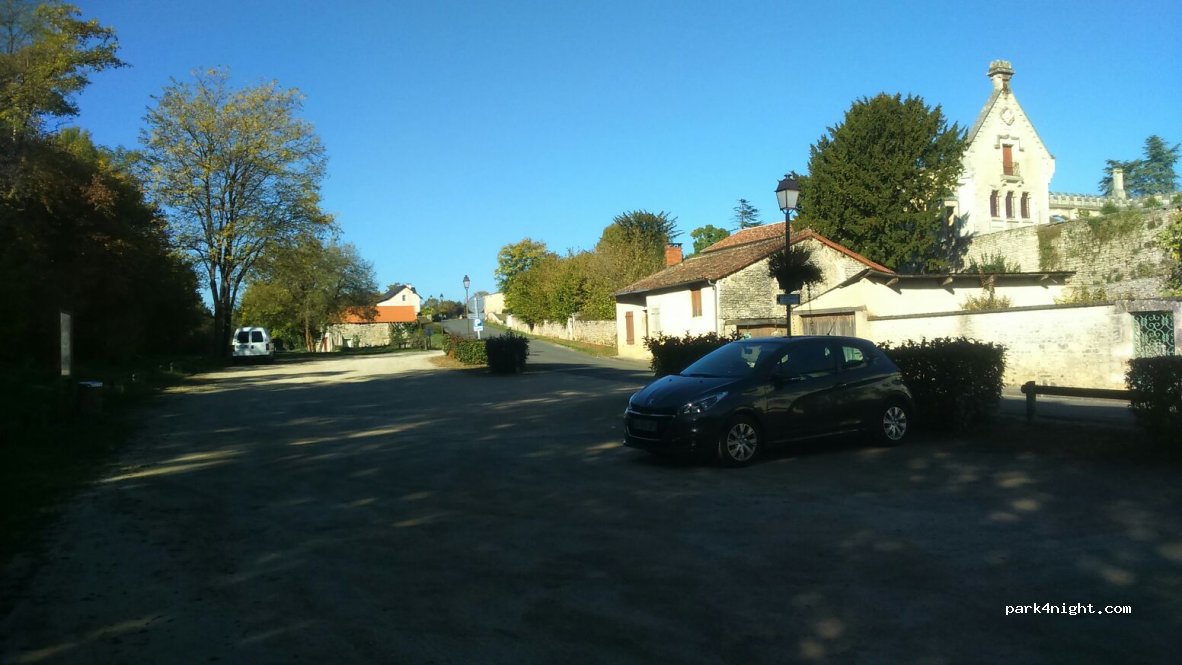 (16510) Verteuil-sur-Charente - 3 Rue du Château — foto