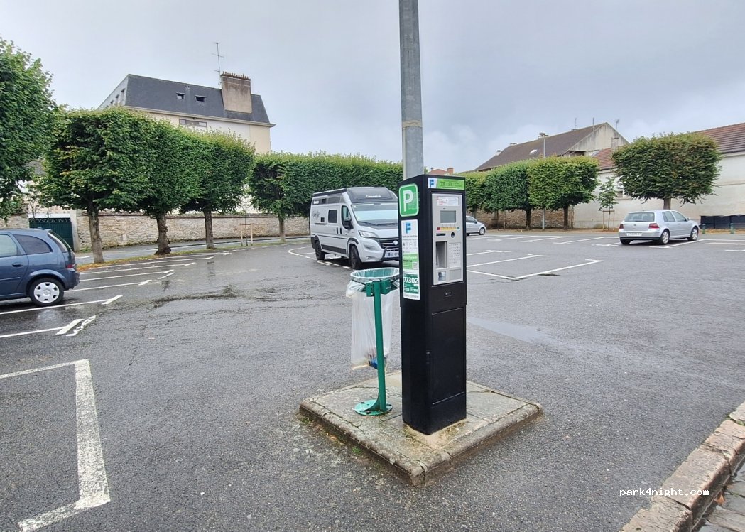 (77300) Fontainebleau - 6 Place Georges Clemenceau — foto