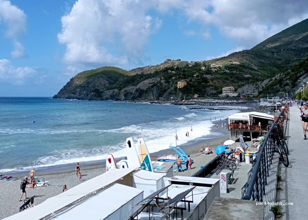 (19015) Levanto - n. 28 Lungomare Amerigo Vespucci — foto 2
