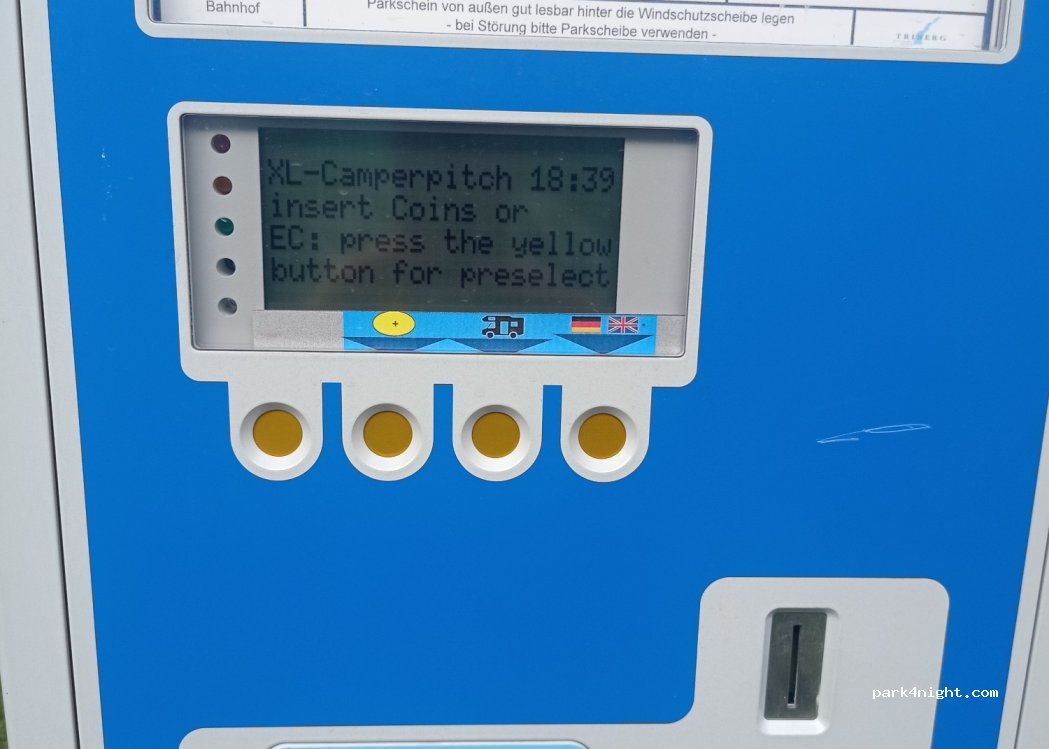 Wohnmobilstellplatz am Bahnhof — foto