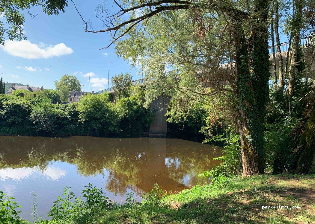 (24290) Montignac-Lascaux - 2 Place du Sol — foto