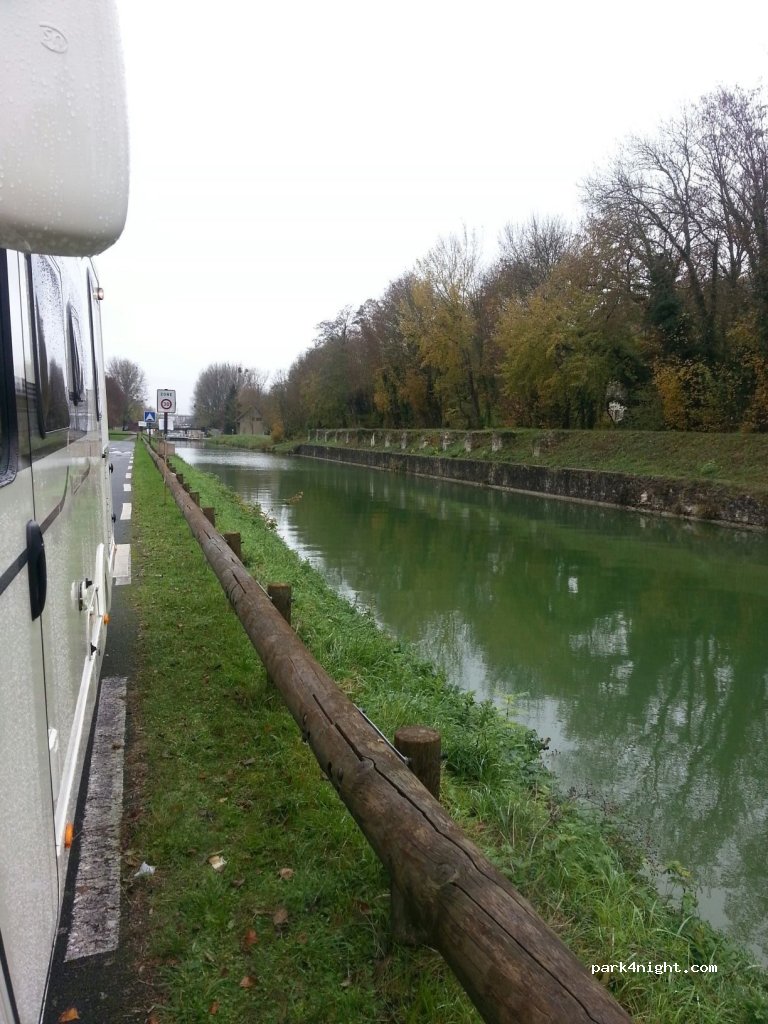 (77250) Moret-sur-Loing - 1 Quai du Canal — foto