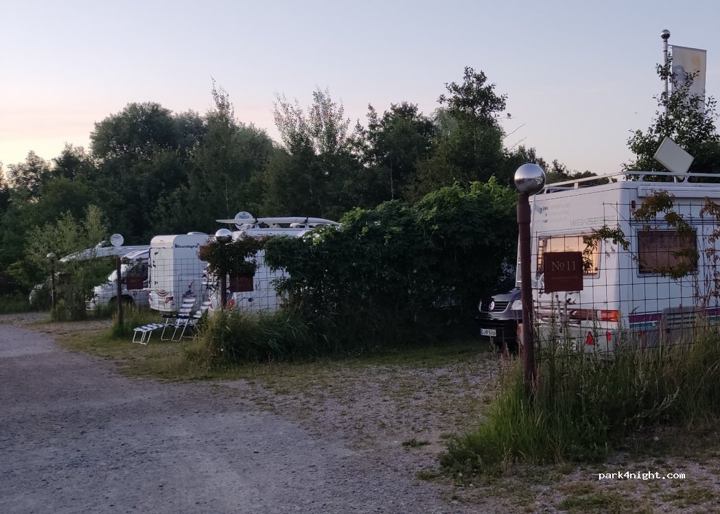 Wohnmobilstellplatz im Hafen — foto 3