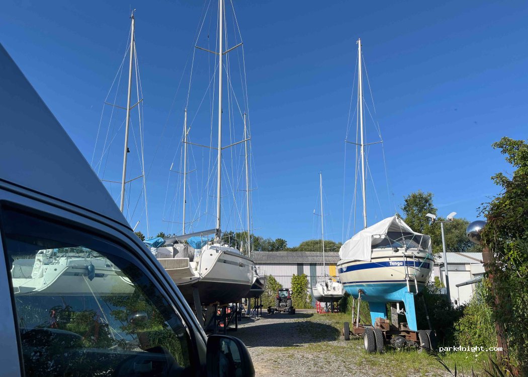 Wohnmobilstellplatz im Hafen — foto 4