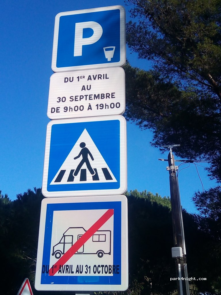 (83980) Le Lavandou - 1 Place des Pins Penchés — foto
