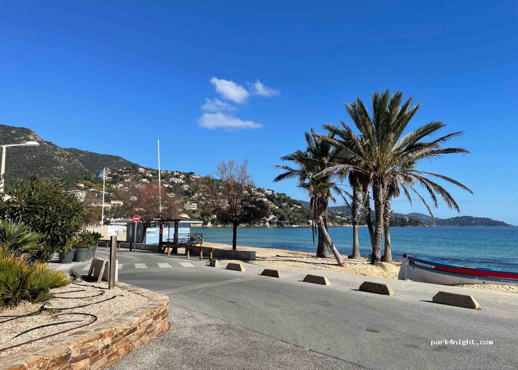 (83980) Le Lavandou - 1 Place des Pins Penchés — foto 2