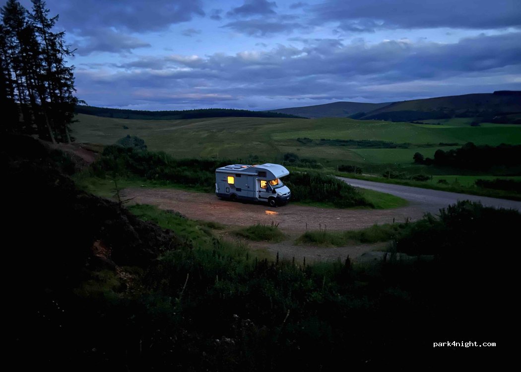 (AB37 9AR) Kirkmichael - — foto