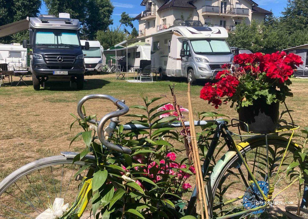 Keja plac dla kamperów i przyczep, pole namiotowe, Stellplatz — foto