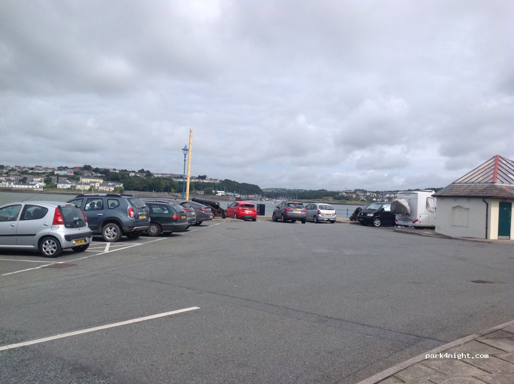 (SA72 6TR)  - Pier Road — foto