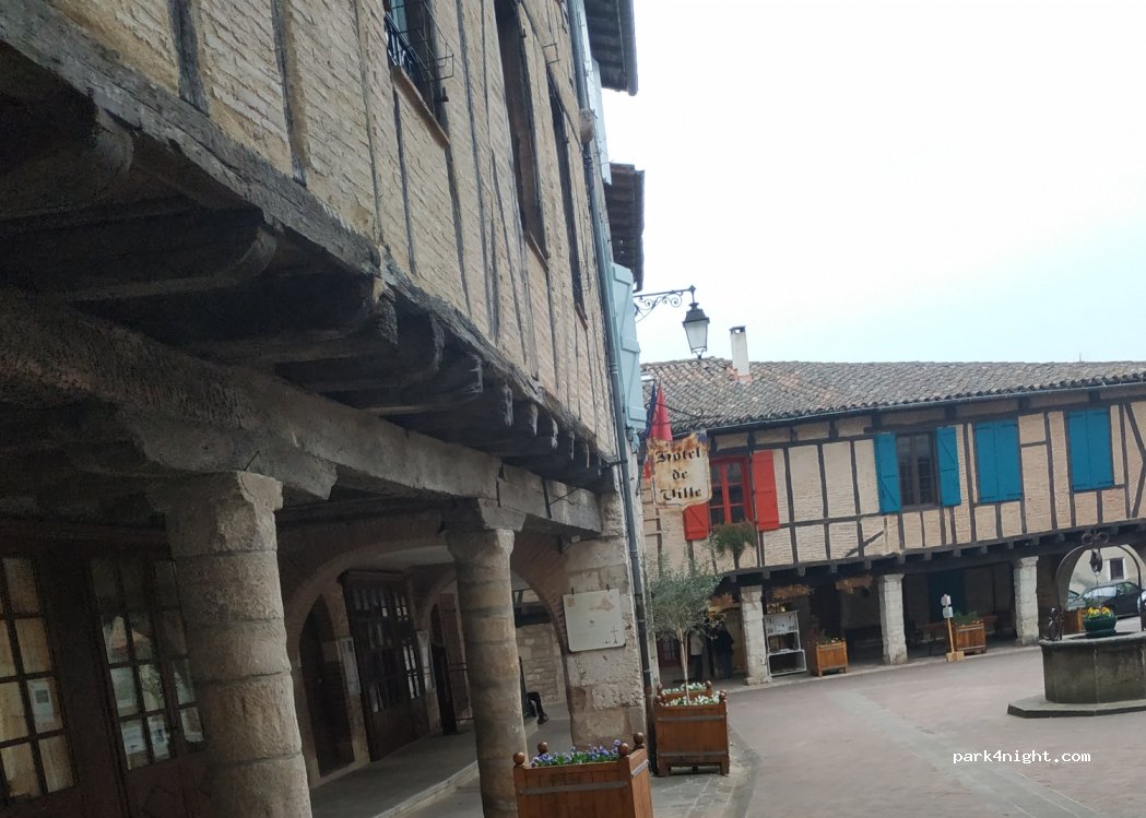 (81140) Castelnau-de-Montmiral - Rue Basse — foto