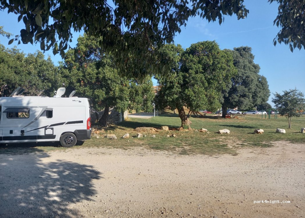 (52211) Bale - 9A Trg palih boraca — foto 3