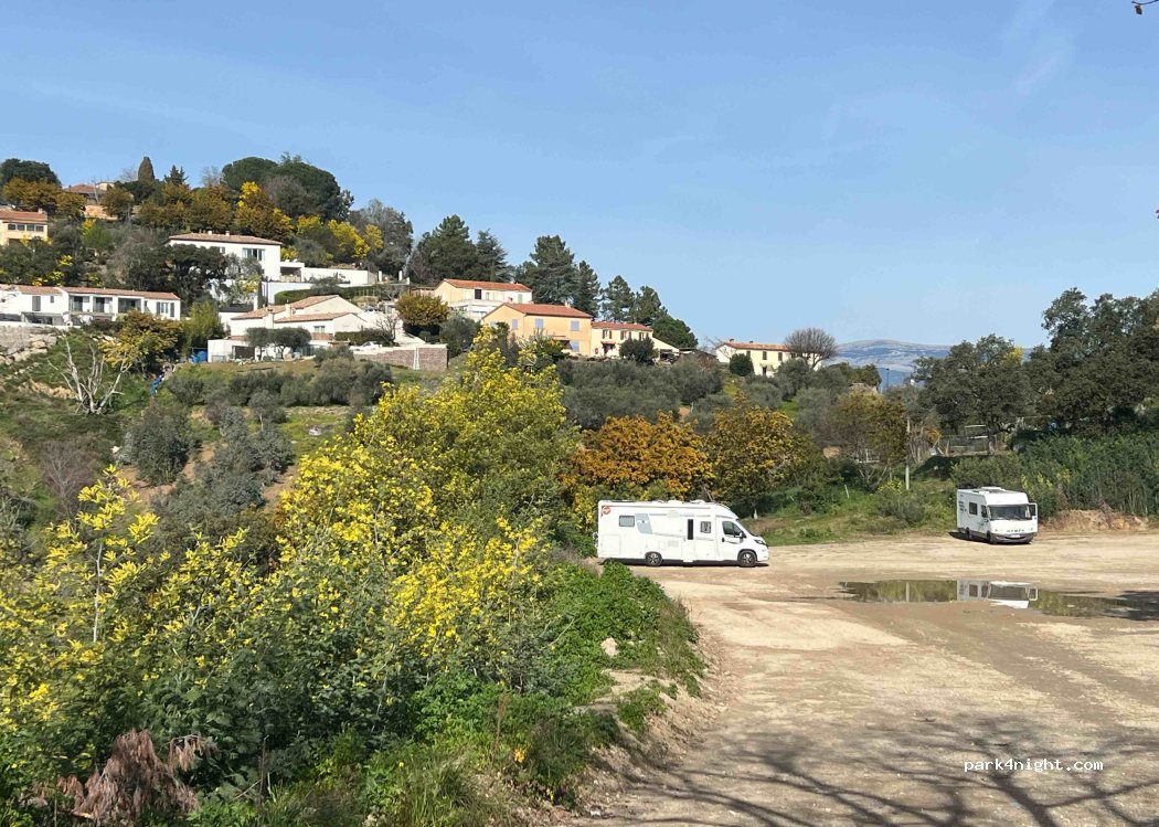 (83440) Tanneron - 41 Place de la Mairie — foto 3