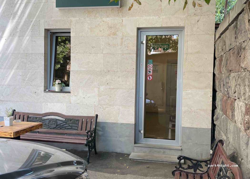 (0010) Yerevan - 3 Tpagrichner Street — foto