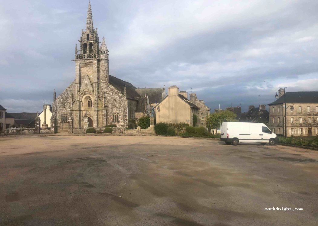 (29650) Guerlesquin - 2 Place du Martray — foto