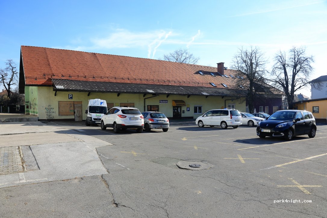 (4000) Kranj - 2 Mladinska ulica, parking Gorenc — foto