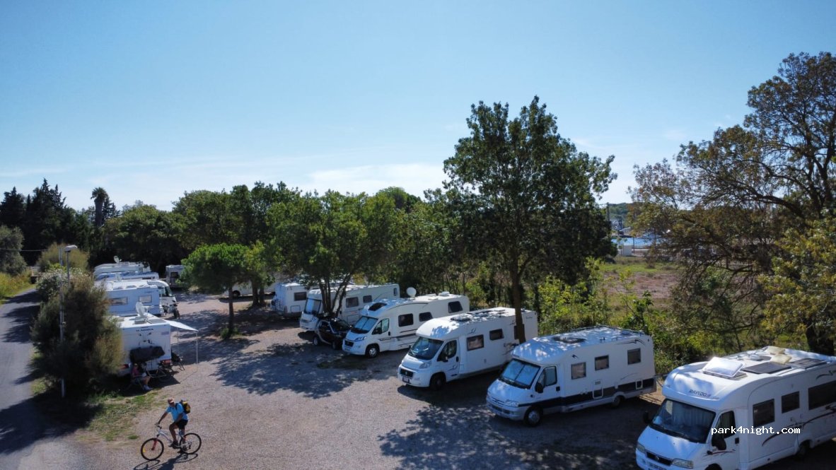 Aire Camping-Car LES PEUPLIERS — foto