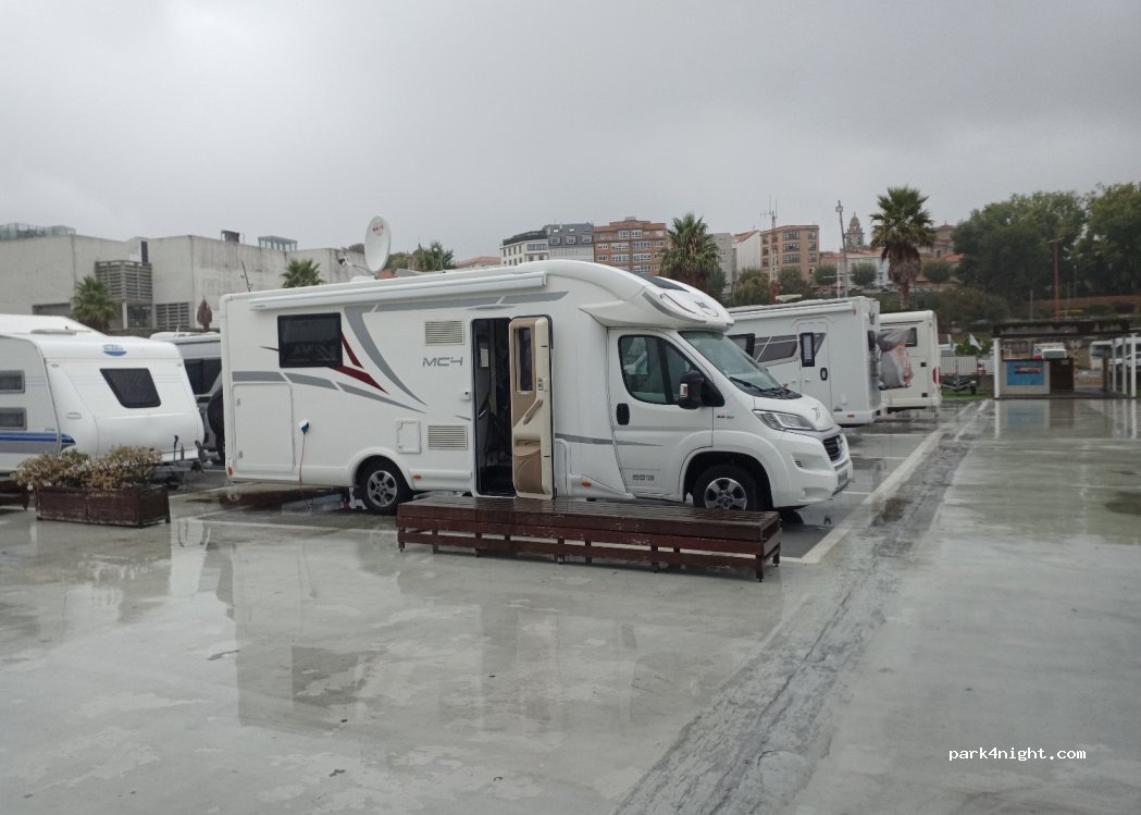 Parking Caravanas Marina Coruña — foto
