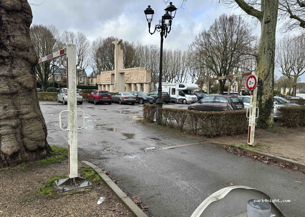 (02200) Soissons - 12 Place Saint-Christophe — foto 2