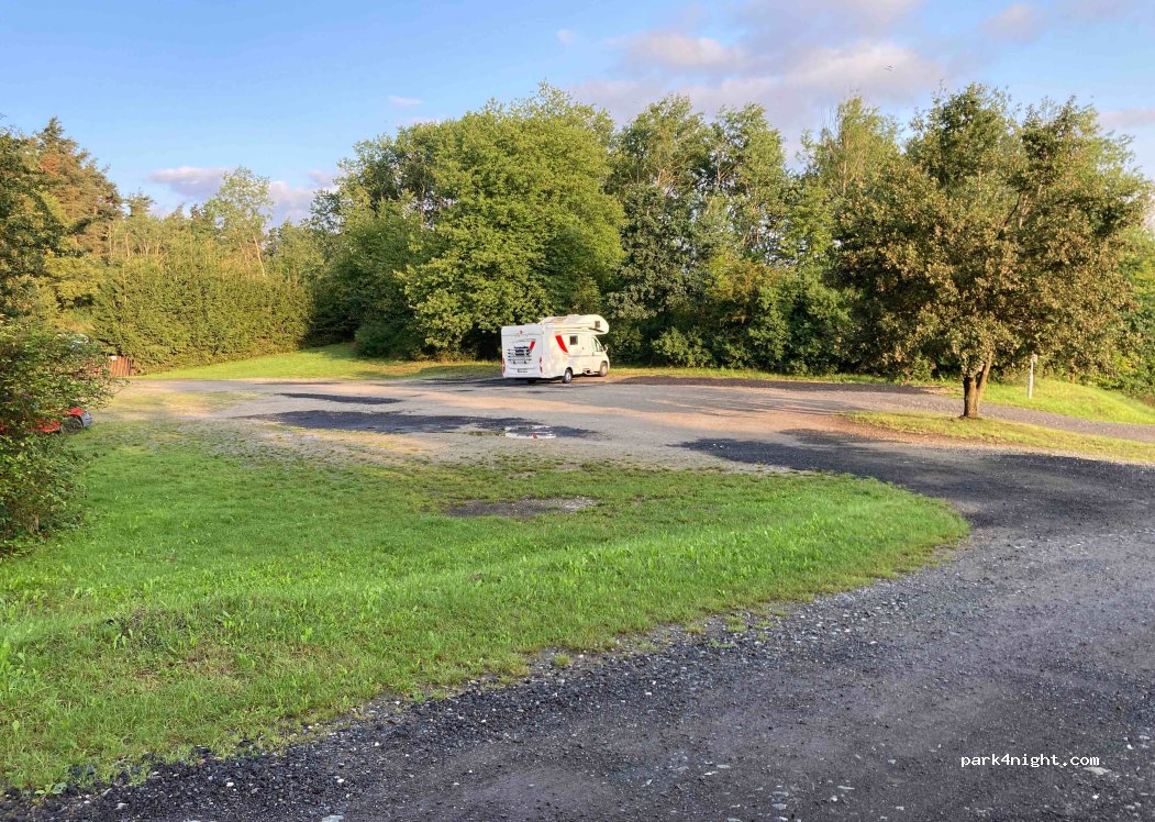 (332 11) Hradec - Unnamed Road — foto