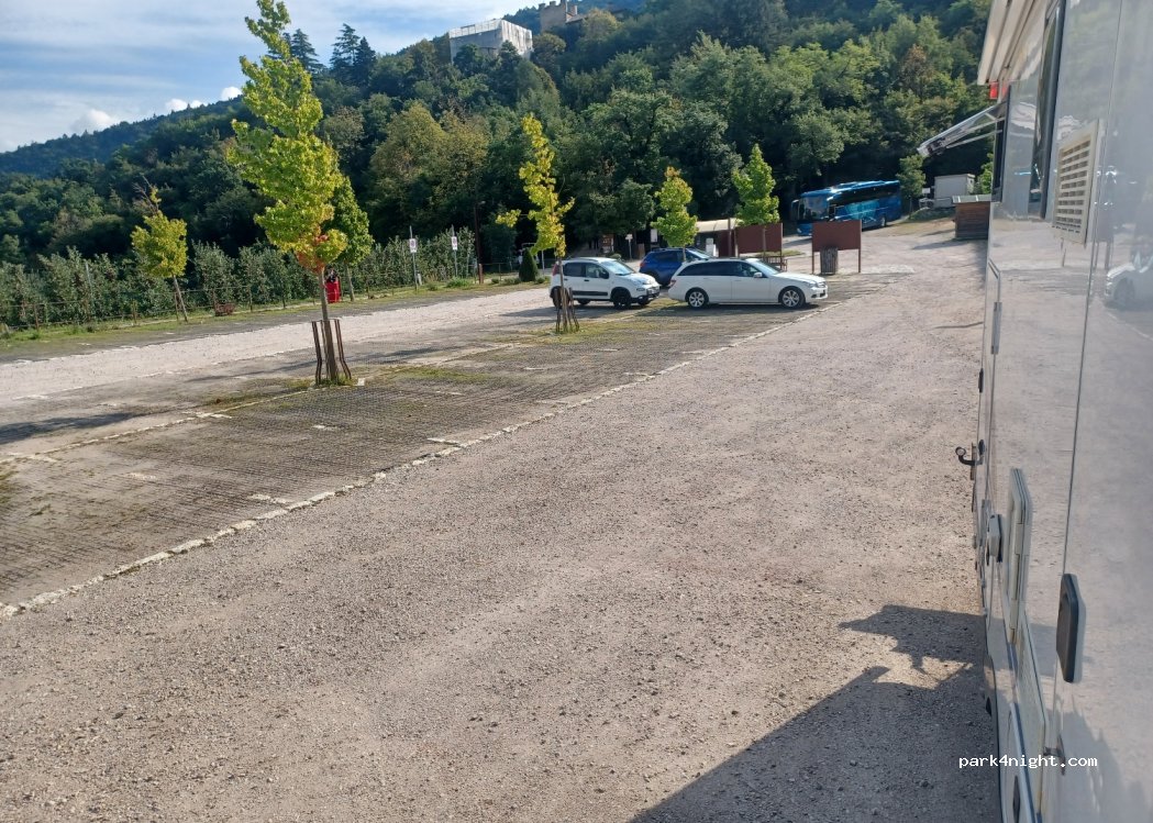(38010) Ton - Unnamed Road — foto
