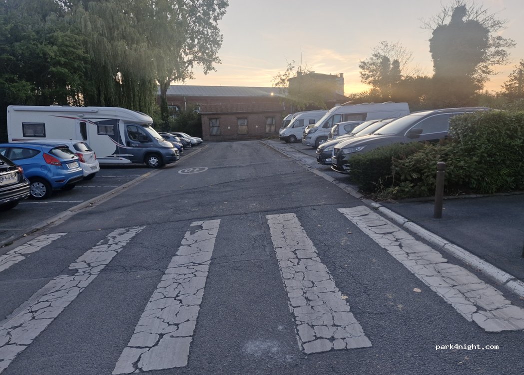 (59110) La Madeleine - 2 Place de la Gare — foto