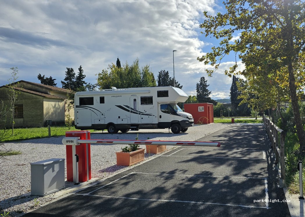 Area sosta camper macchia verde — foto 4