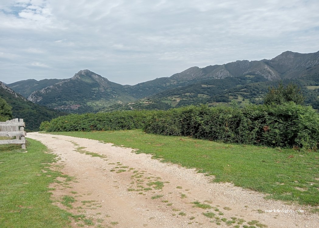 (33990) Campo de Caso - Unnamed Road — foto