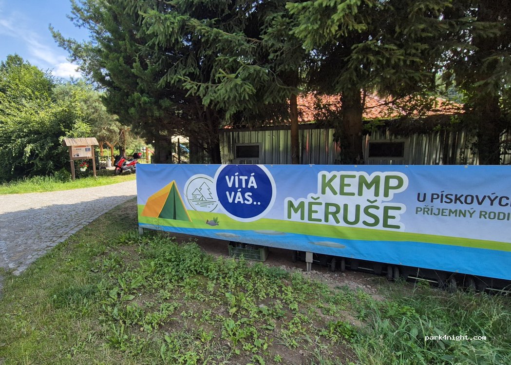 Kemp Měruše u pískových jezer — foto