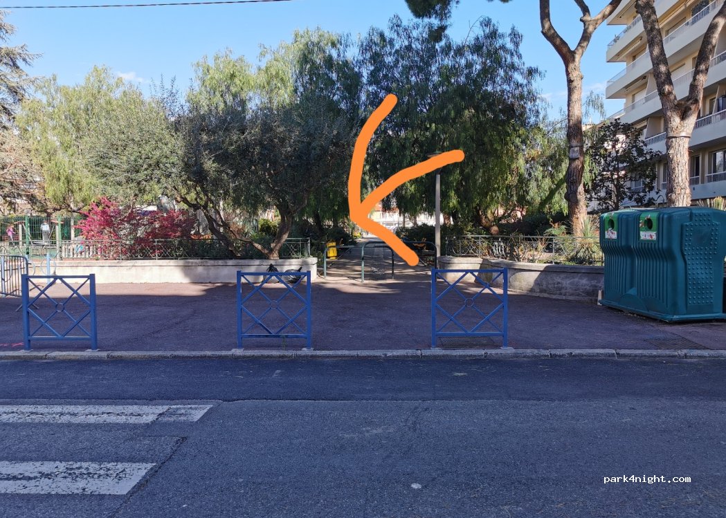 (06800) Cagnes-sur-Mer - 9 Allée des Pins — foto 3