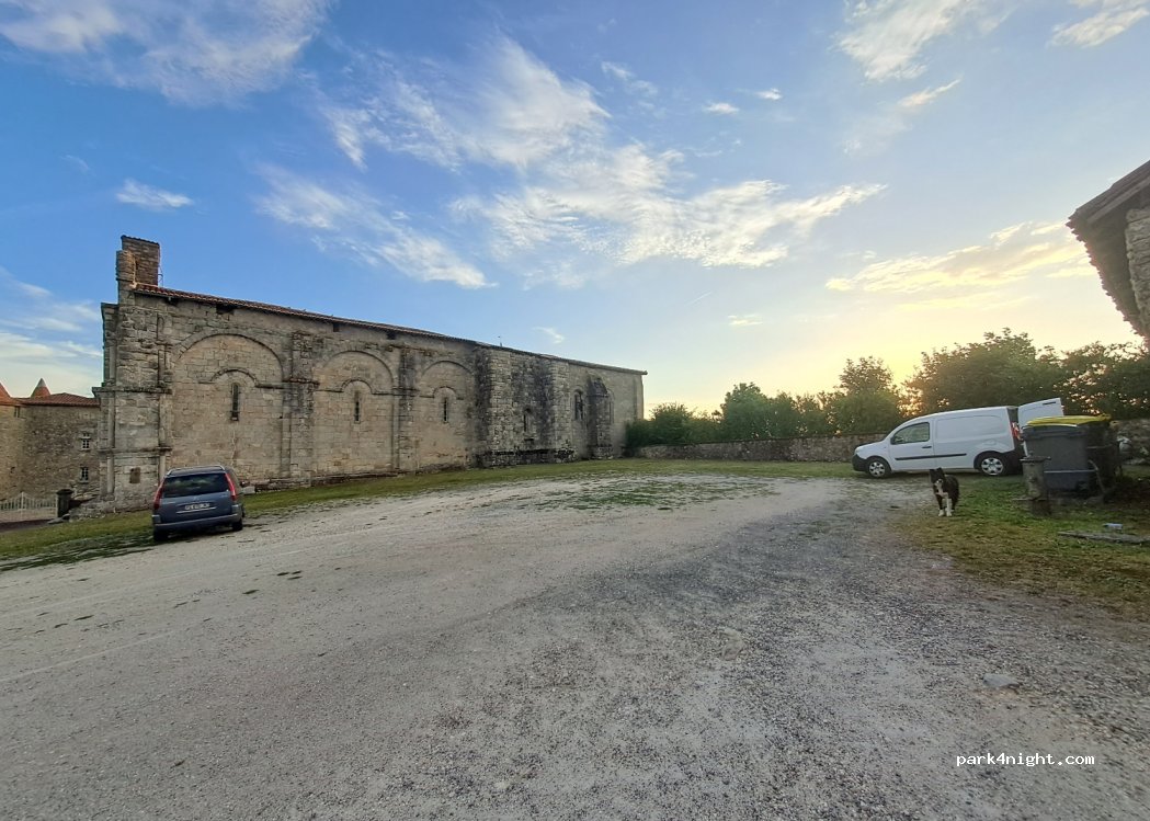 (16480) Chillac - 2 Contre-allée du Château — foto