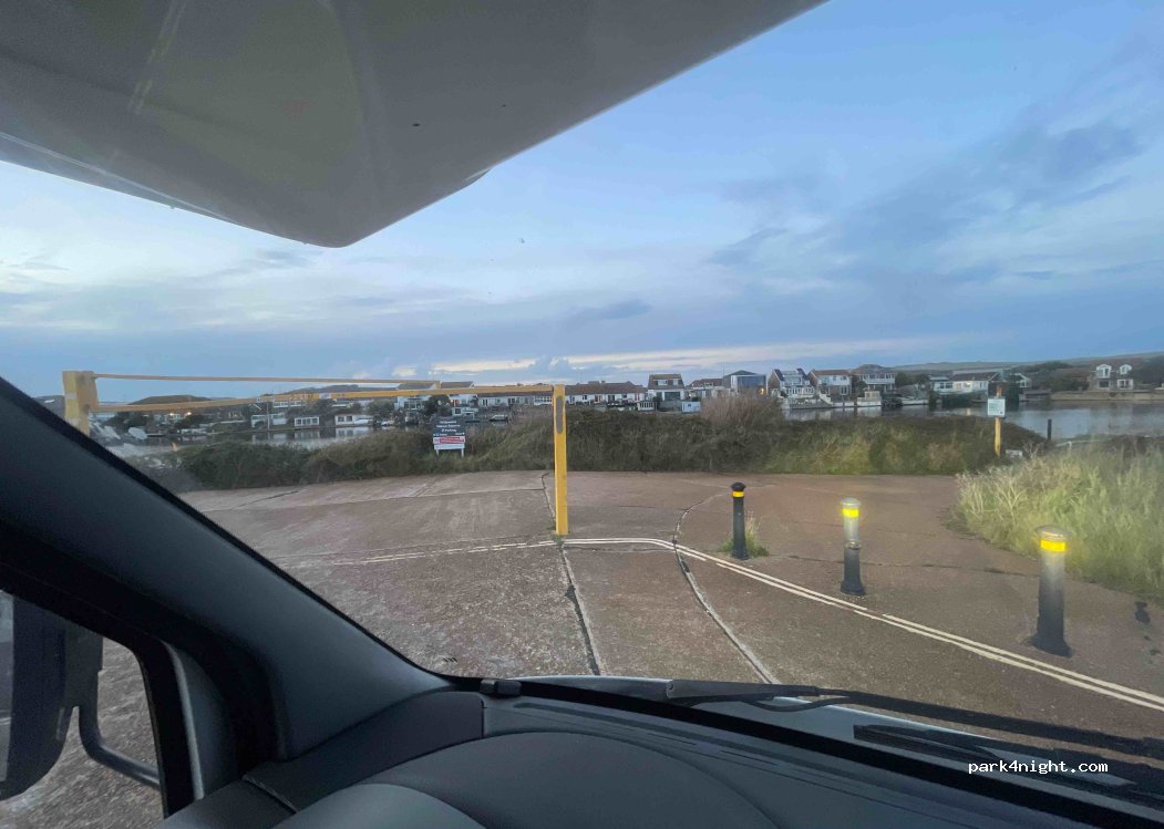 (BN43 5LS) Lancing - 2 West Beach Road — foto