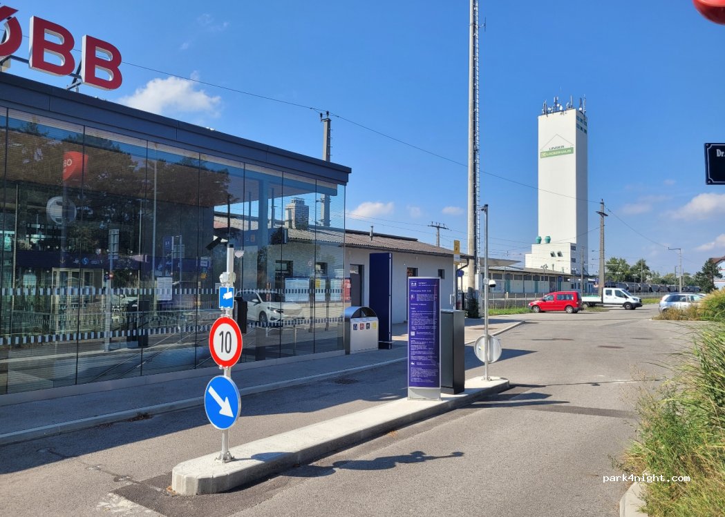 (2201) Wien - 104 Am Bahnhof — foto