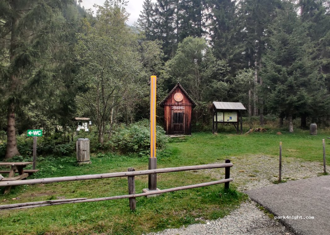 (8844) Augustinerkreuz - Erzherzog-Johann-Strasse — foto
