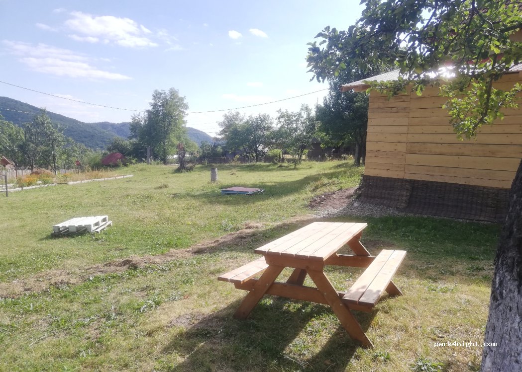 Campingplatz im Kunstzentrum Aluniș — foto
