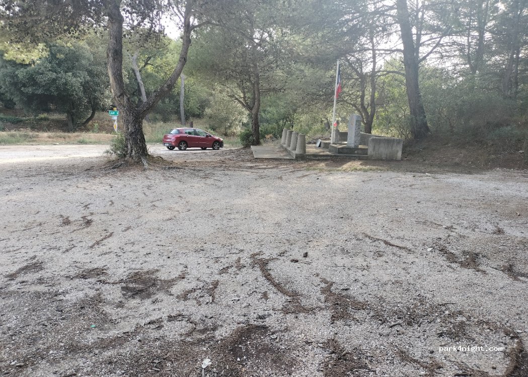 (13780) Cuges-les-Pins - D8N — foto