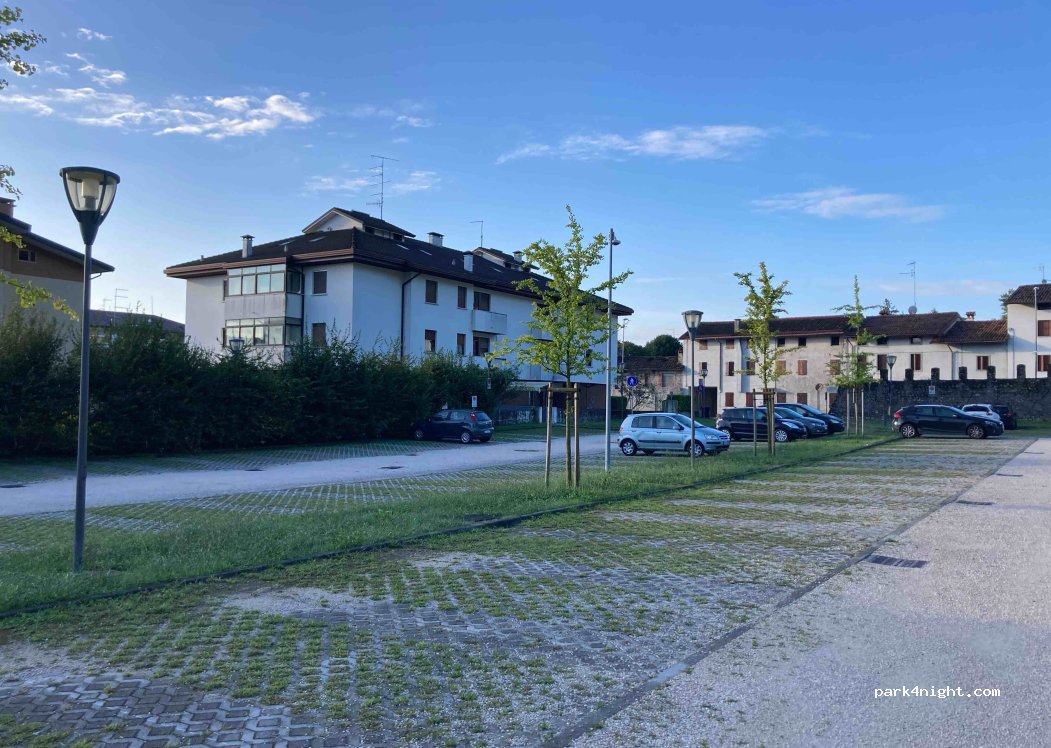 (33085) Maniago - 20 Via Castello — foto