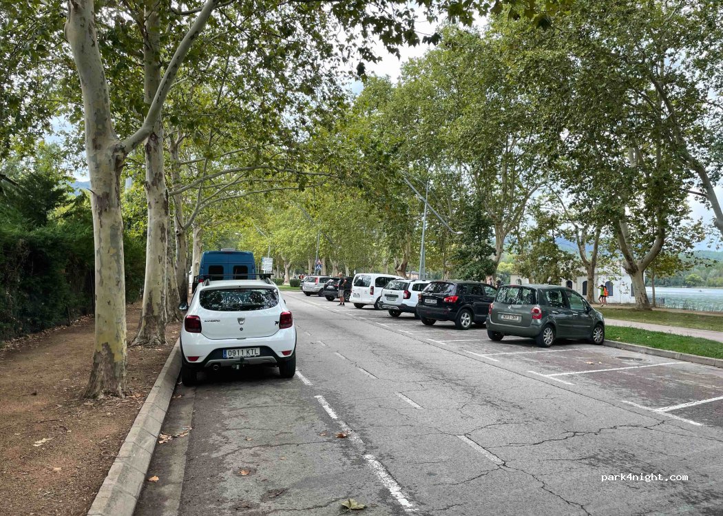(17820) Banyoles - 72 Passeig Darder — foto