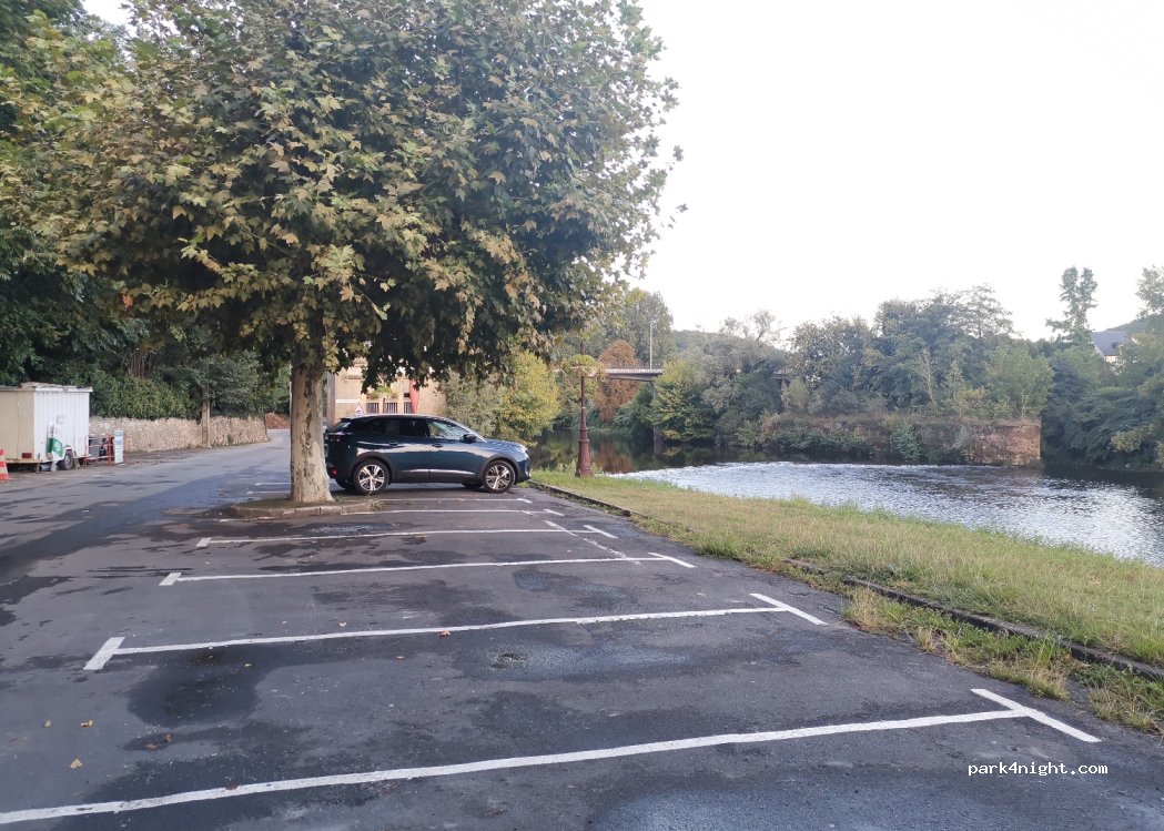 (24290) Montignac-Lascaux - 11 Place d'Armes — foto 2