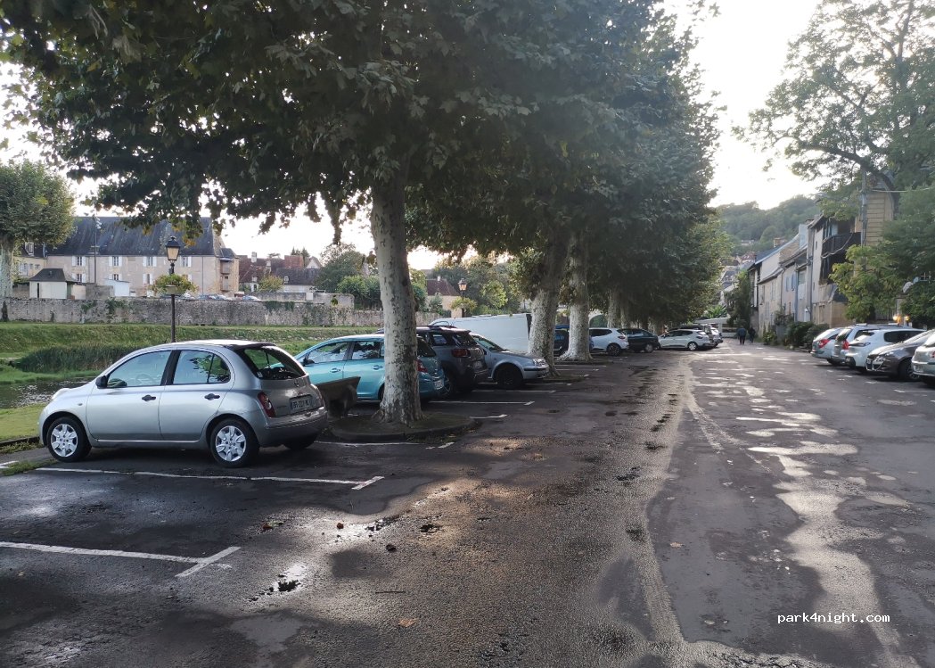 (24290) Montignac-Lascaux - 11 Place d'Armes — foto 3