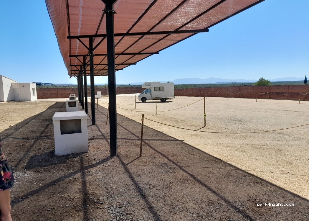 Área de autocaravanas y camper baños de la encina — foto