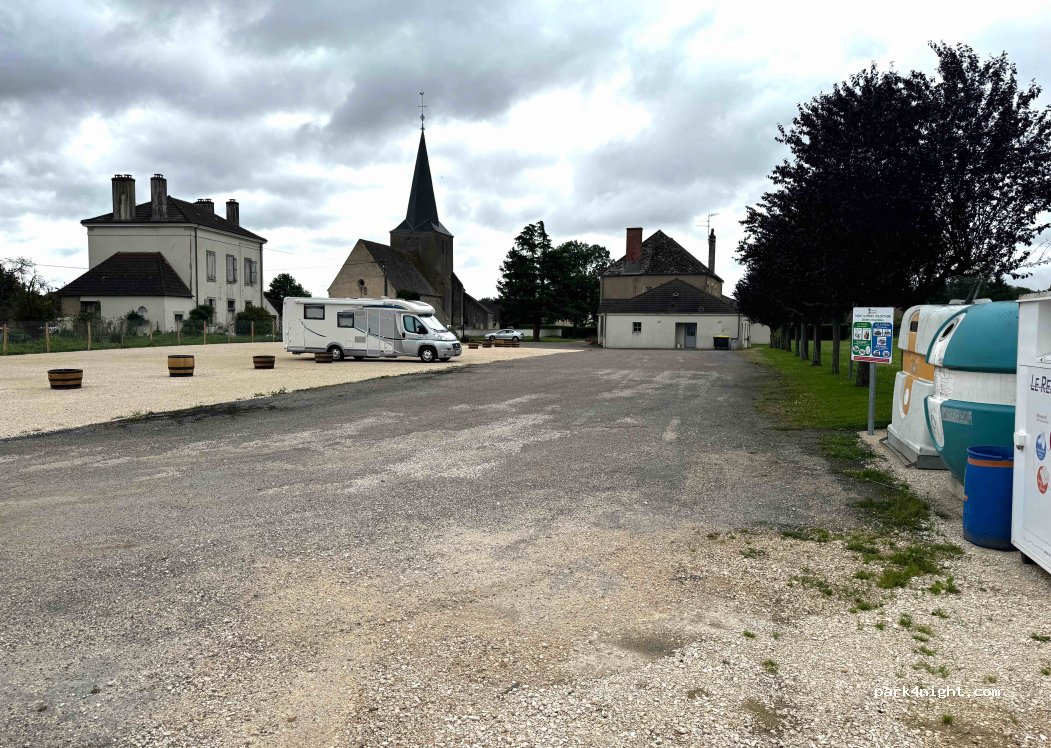 (71350) Saint-Gervais-en-Vallière - 7 Place de l'Église — foto
