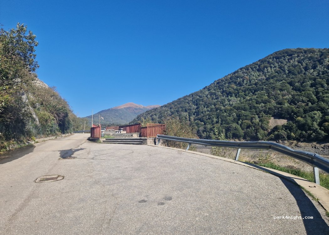 (21061) Maccagno con Pino e Veddasca - Via per Lago Delio — foto