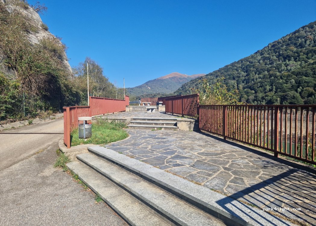 (21061) Maccagno con Pino e Veddasca - Via per Lago Delio — foto 2